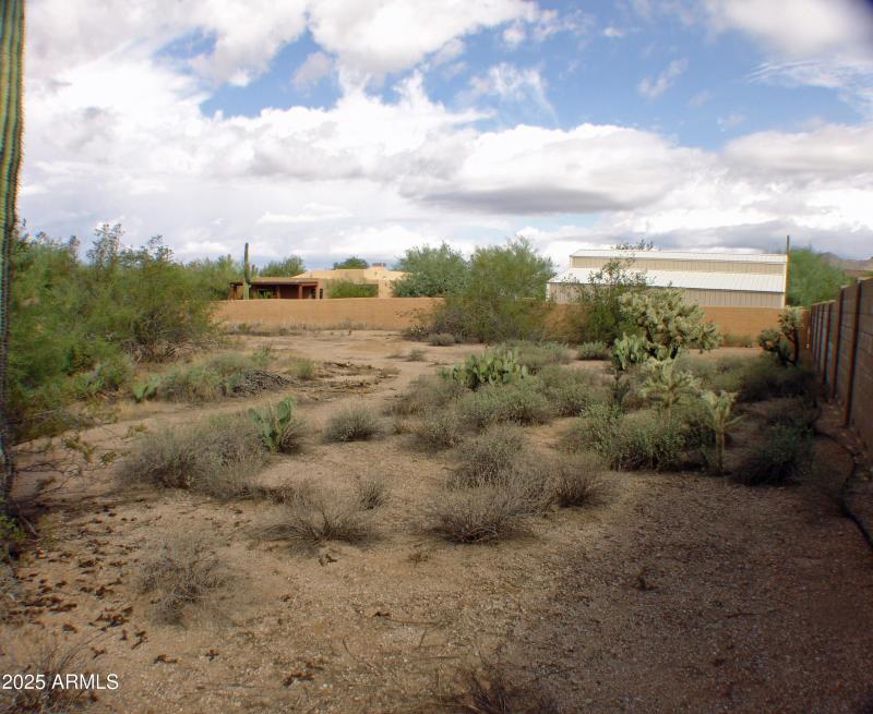 VIEWTO NORTH ALONG EAST WALL DSC07463