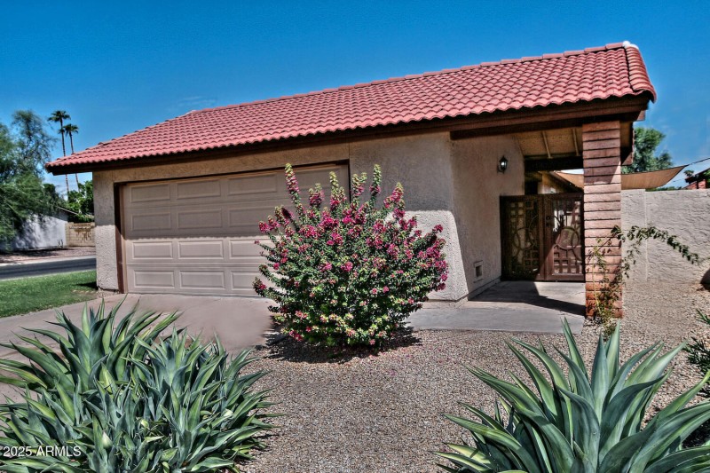 5202 E Tamblo Dr Phoenix AZ-large-002-02