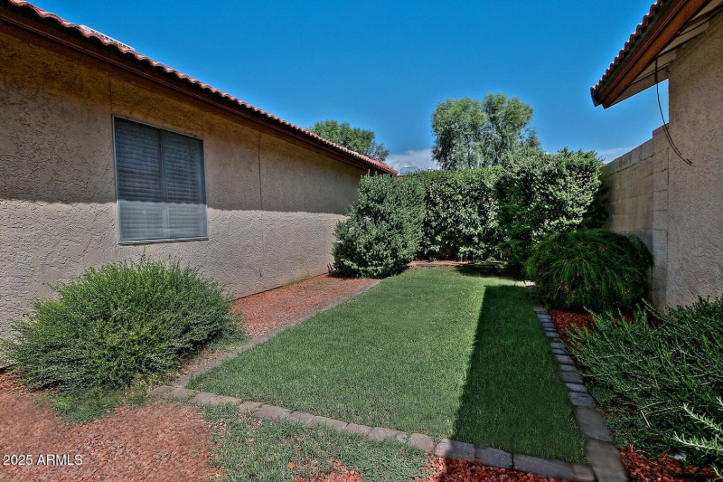5202 E Tamblo Dr Phoenix AZ-large-009-01