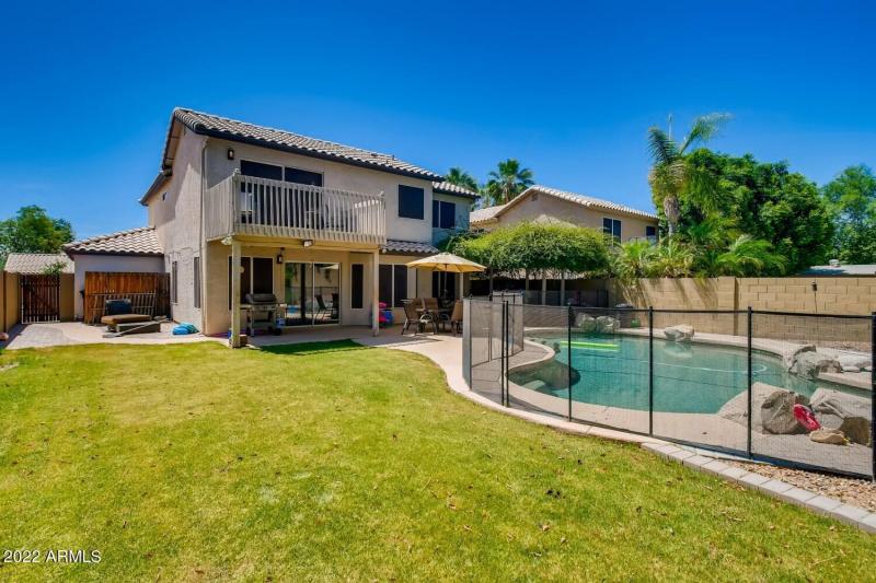 689 S Dodge Street Exterior Rear