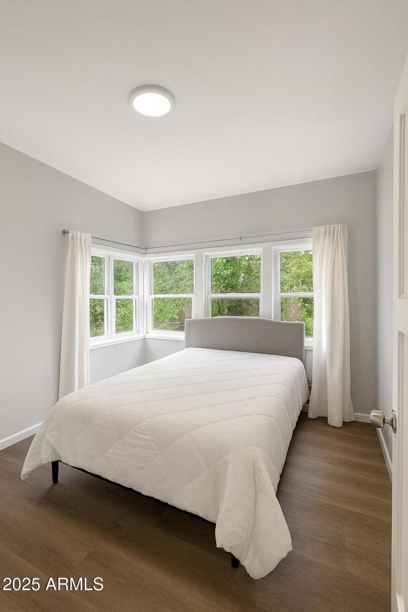 Serene Minimalist Bedroom in Natural Lig