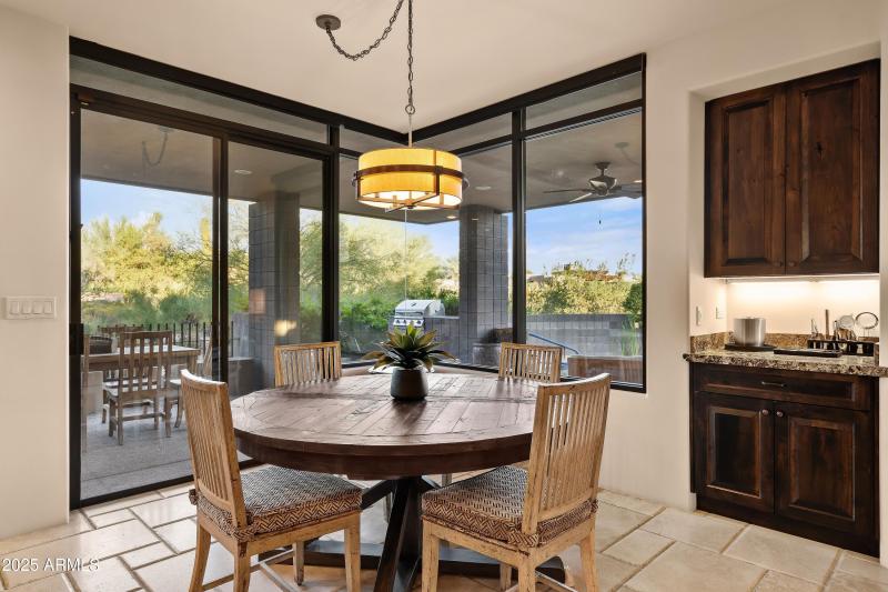 017_Casual Dining Delight