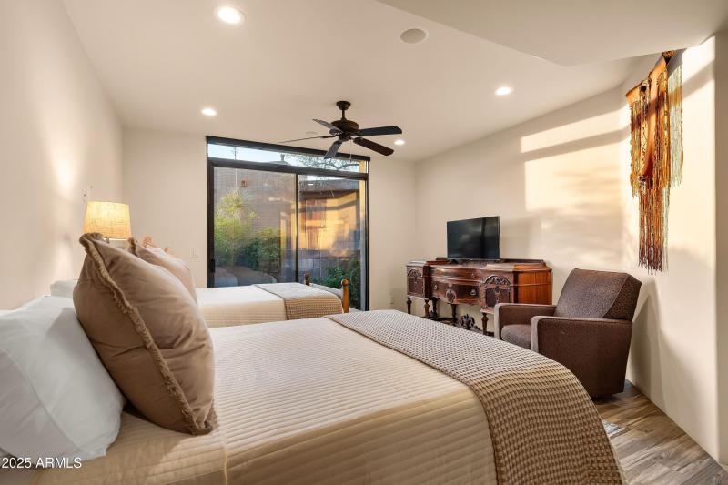 028_Spacious Bedroom Ensuite 2