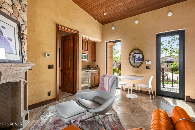 055_Guest Home Living Space