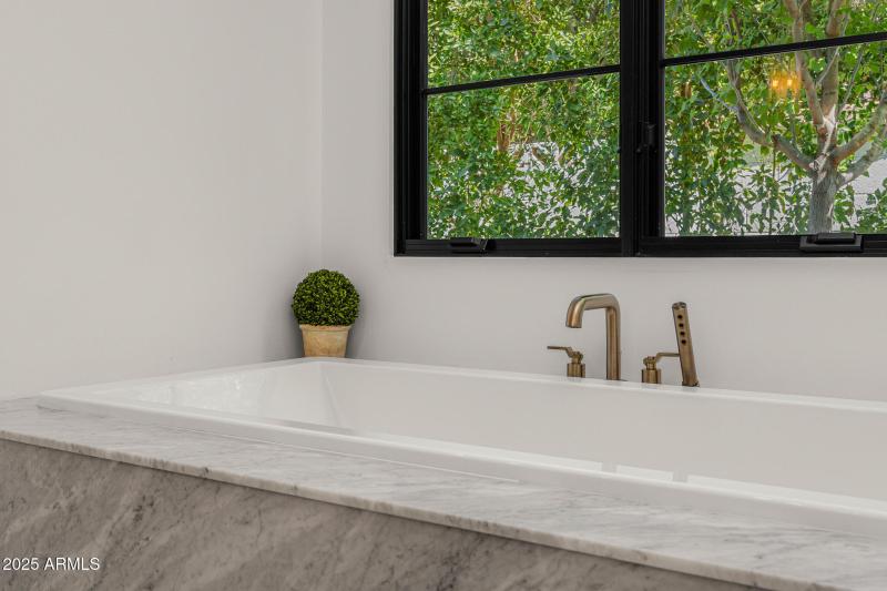 25primary bathroom soaking tub