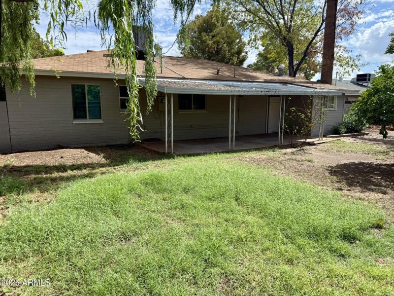 7016 large private backyard