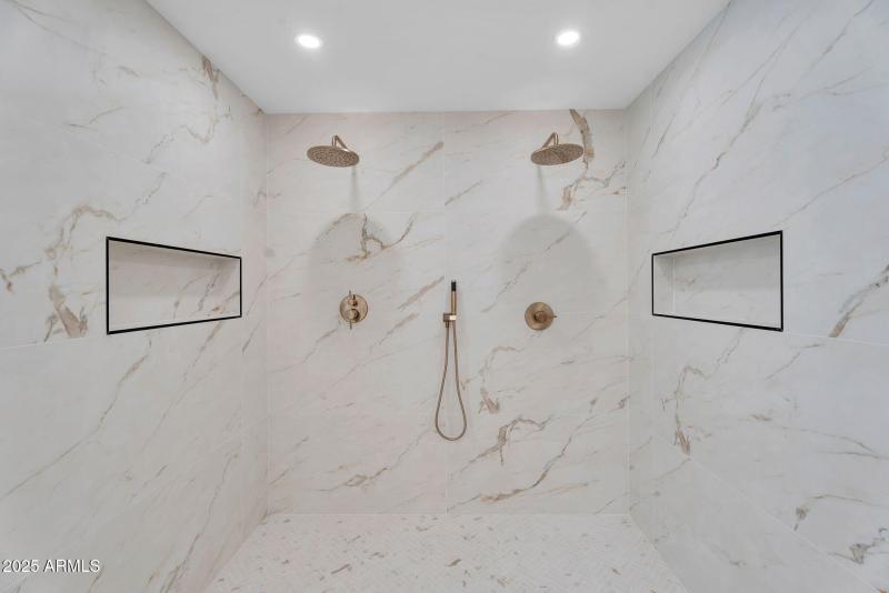 25-web-or-mls-7655 E Windrose Dr - 23