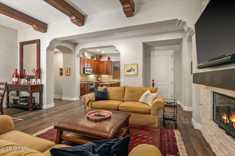 09-Living Room To Entry