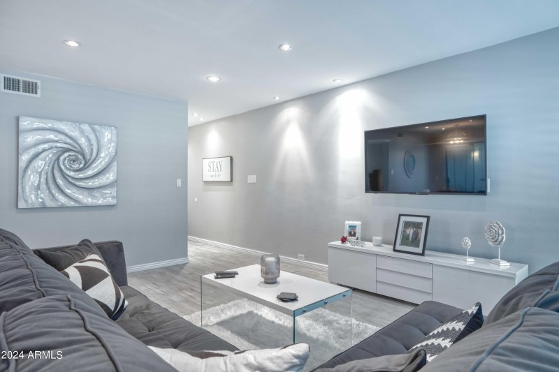 5201 N 24TH St #102 - 092611