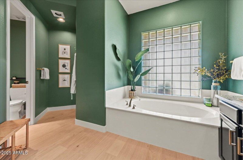 11490 Primary bath 2