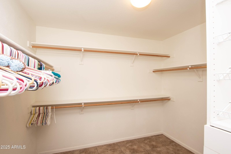 LARGE WALK-IN CLOSET