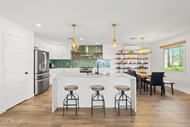 Breakfast Bar/Island