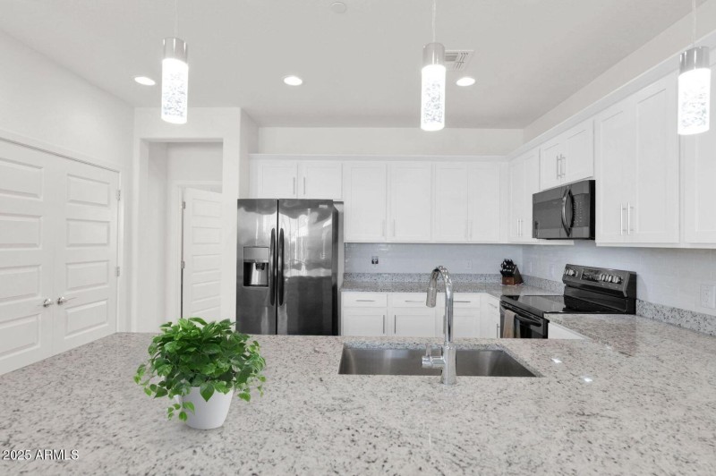 4018 Pony 101 - 10Kitchen1