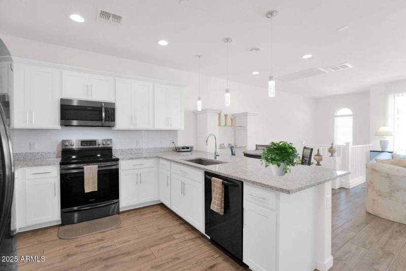 4018 Pony 101 - 13Kitchen1