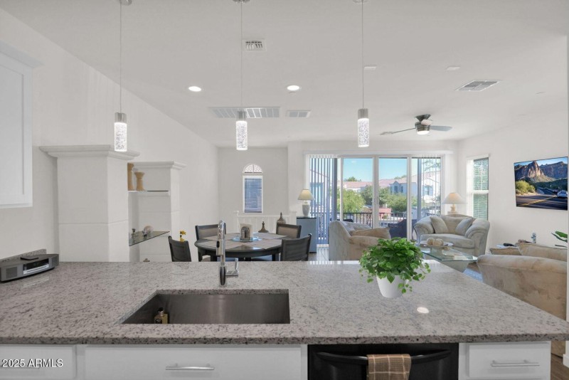 4018 Pony 101 - 14Kitchen1