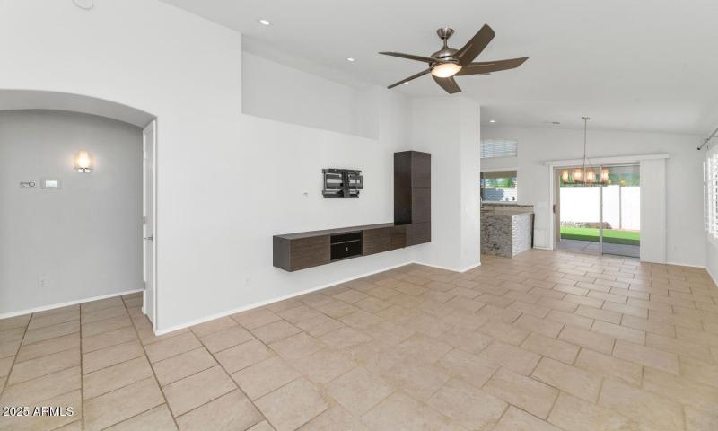 18624 N 39th St-large-003-008-TOD8825-15