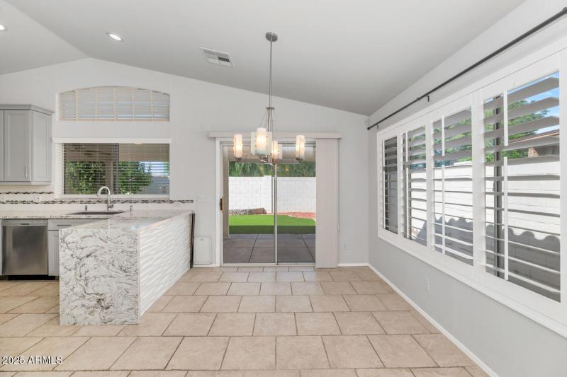 18624 N 39th St-large-007-012-TOD8832-15