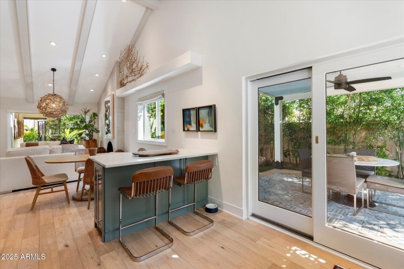 Breakfast Bar & Outdoor Dining