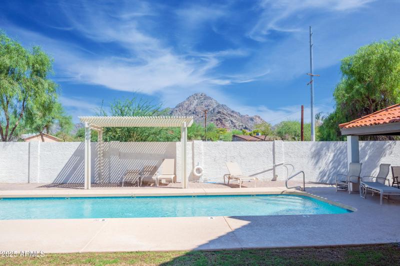 pool_views_piestewa_peak