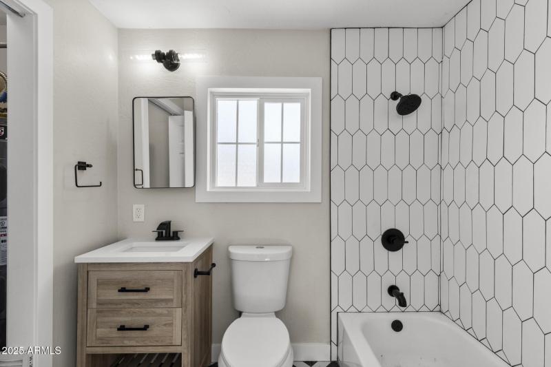 Guest Quarters - Full Ensuite Bath