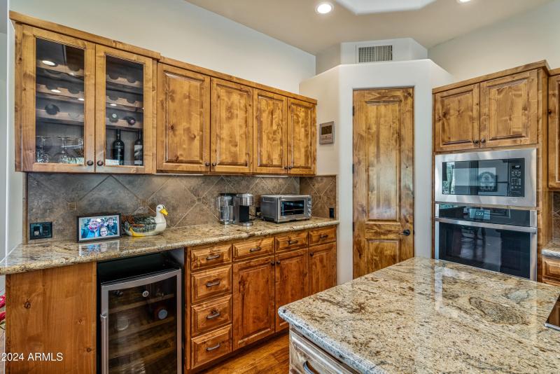 Beverage refrigerator