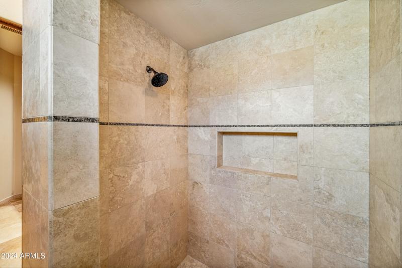 Snail shower in Guest room