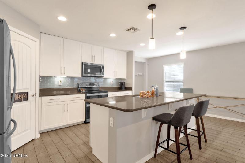 10-web-or-mls-2860-e-detroit-st