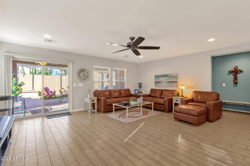 13-web-or-mls-2860-e-detroit-st