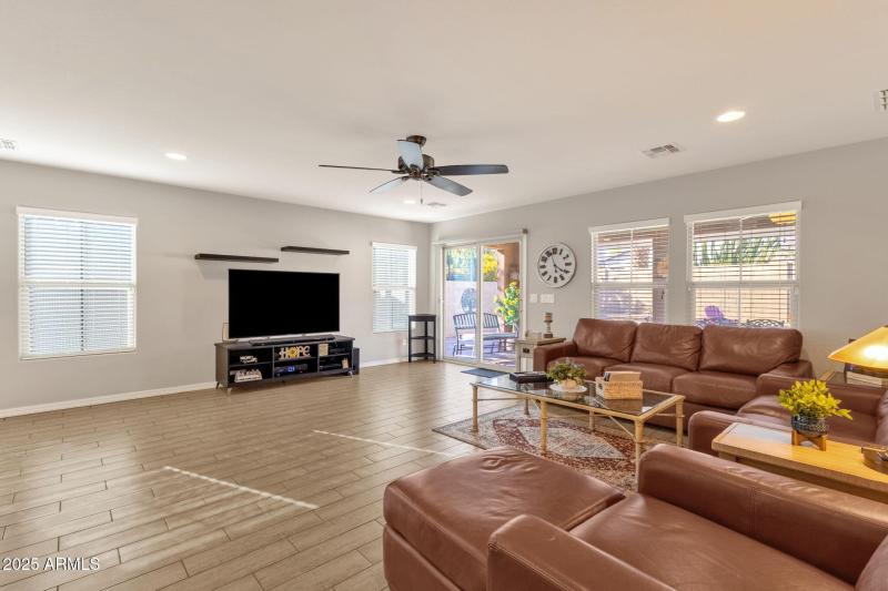 14-web-or-mls-2860-e-detroit-st