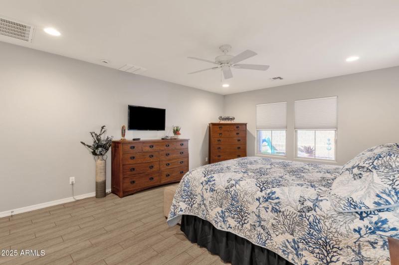 17-web-or-mls-2860-e-detroit-st