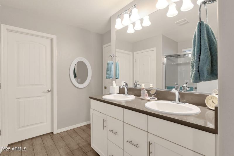 20-web-or-mls-2860-e-detroit-st