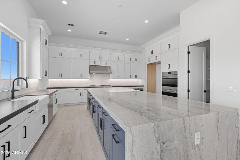 Kitchen w Ample Storage