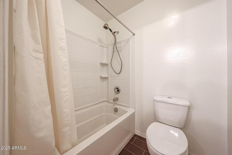 BATH 3 - BATH AND TOILET WITH DOOR SPEAR