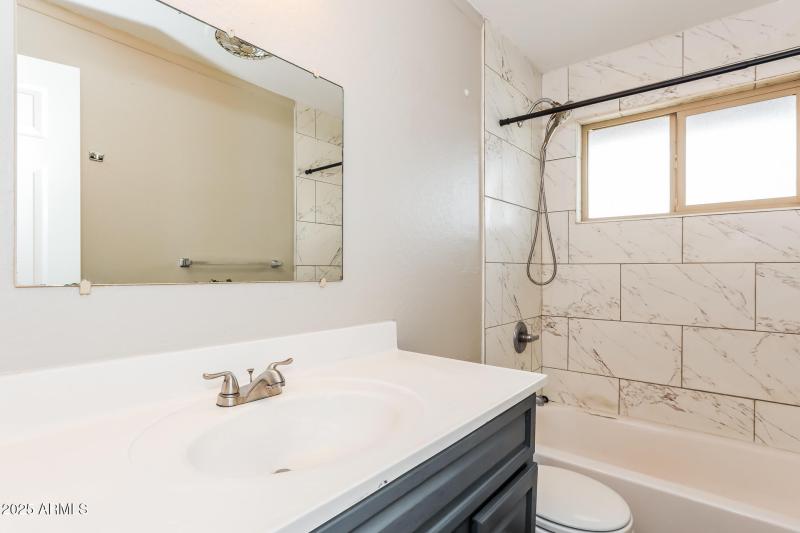 12-photo-Main-Bathroom-71502caf-620b-4c3