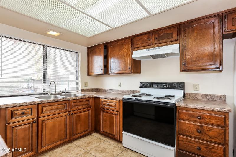 8-photo-Kitchen-d66fc2fe-a114-49db-882e-