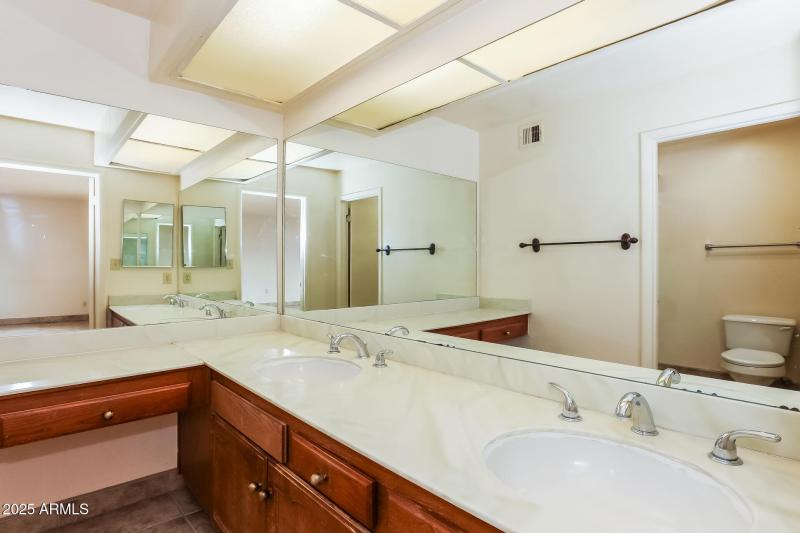 11-photo-Main-Bathroom-9f07e9a7-fa82-4c0