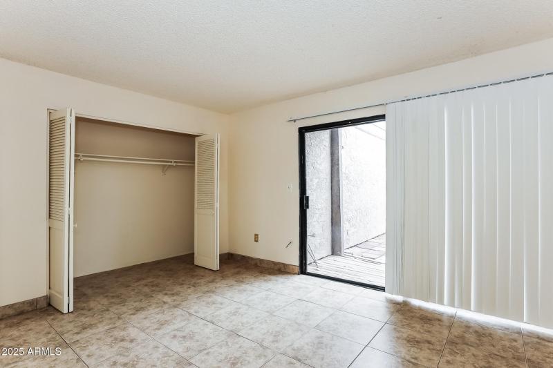 13-photo-Bedroom-dbf0a6bc-6dbe-4f08-82da