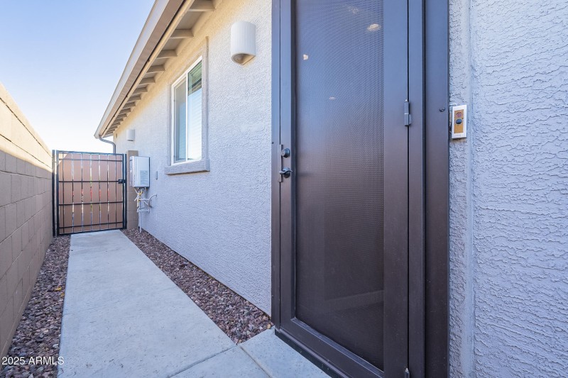 Separate private side entrance to Casita