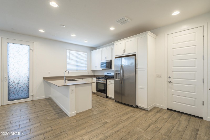 Full kitchen w/gas stove