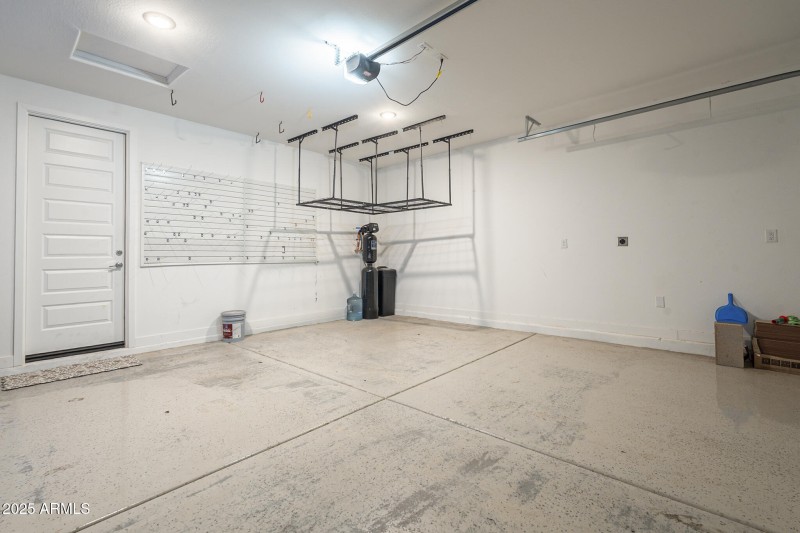 2 separate entrances!