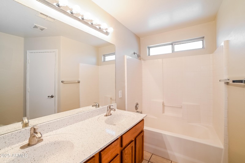 1004649.1021 W MESQUITE AVE - Main Bathr