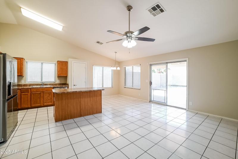 1004649.1021 W MESQUITE AVE - Living Roo