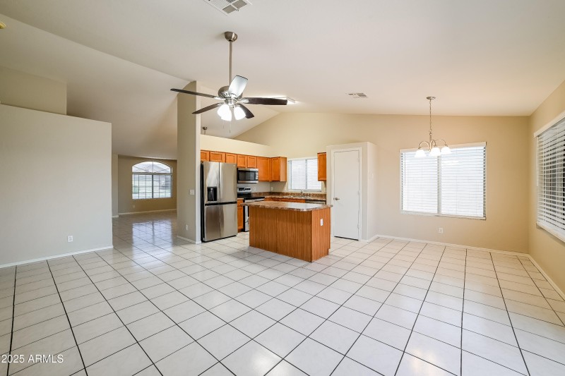 1004649.1021 W MESQUITE AVE - Living Roo