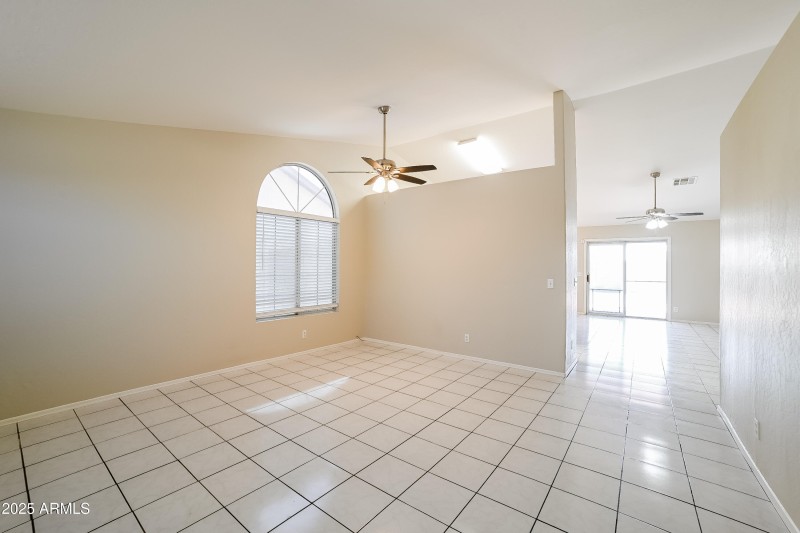 1004649.1021 W MESQUITE AVE - Living Roo