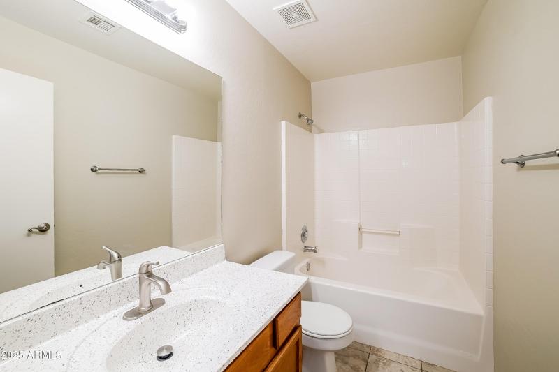 1004649.1021 W MESQUITE AVE - Bathroom