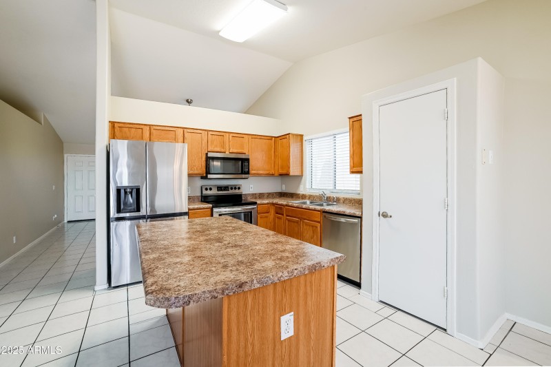 1004649.1021 W MESQUITE AVE - Kitchen