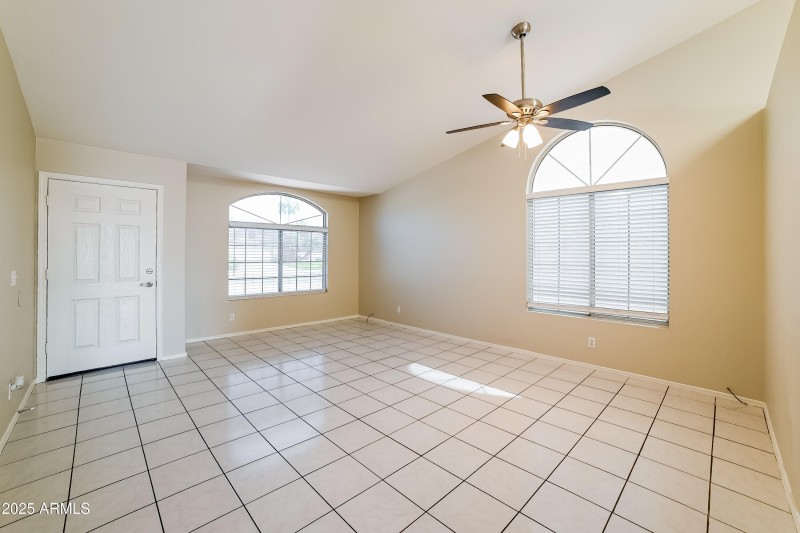 1004649.1021 W MESQUITE AVE - Living Roo