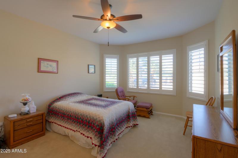 Guest room w/bay window