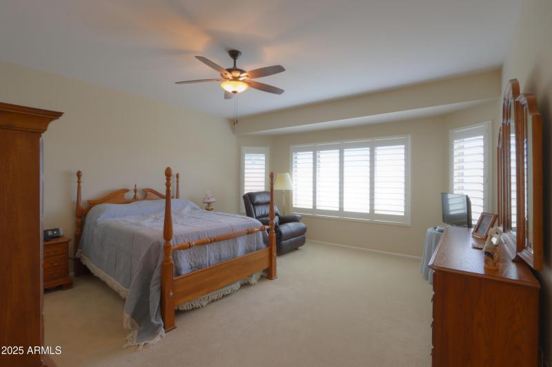 Large Master w/bay window