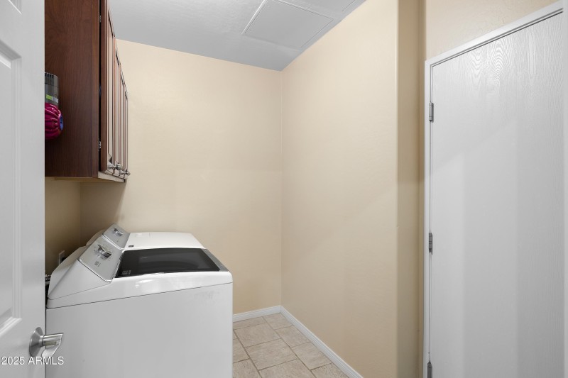 7445 E Eagle Crest 1145 Laundry room wit